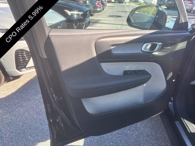 2025 Volvo XC40 B5 AWD Ultra Dark Theme
