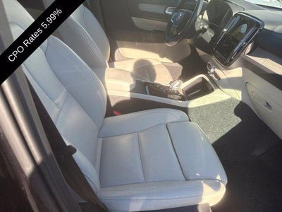 2025 Volvo XC40 B5 AWD Ultra Dark Theme