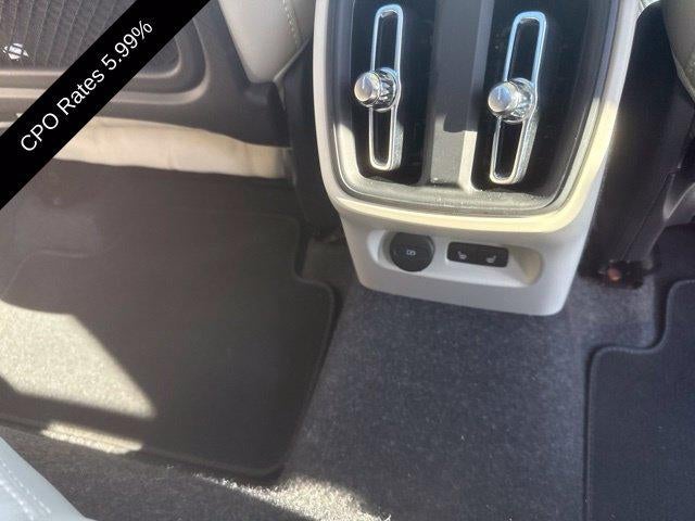 2025 Volvo XC40 B5 AWD Ultra Dark Theme