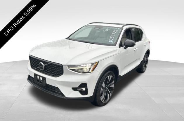 2025 Volvo XC40 B5 AWD Ultra Dark Theme