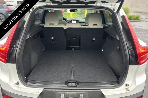 2025 Volvo XC40 B5 AWD Ultra Dark Theme