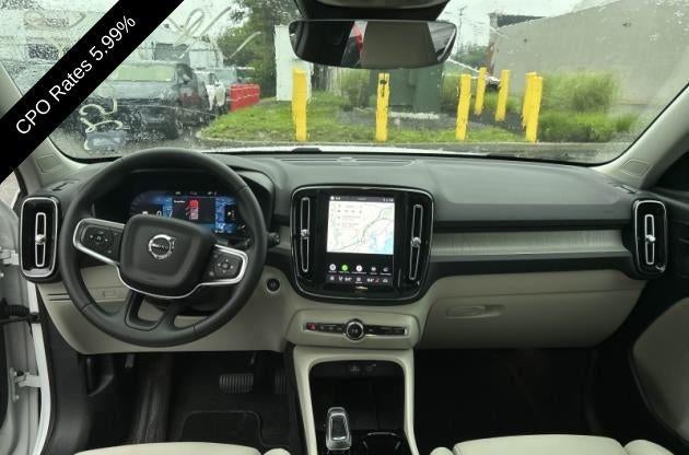 2025 Volvo XC40 B5 AWD Ultra Dark Theme