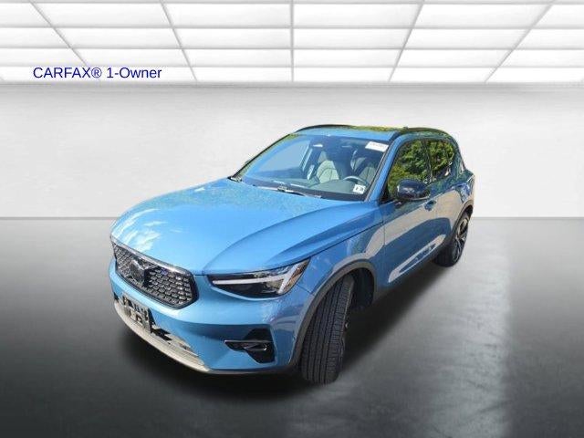 2025 Volvo XC40 B5 AWD Ultra Dark Theme