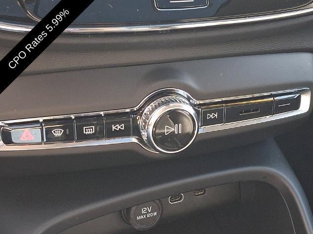 2025 Volvo XC40 B5 AWD Ultra Dark Theme