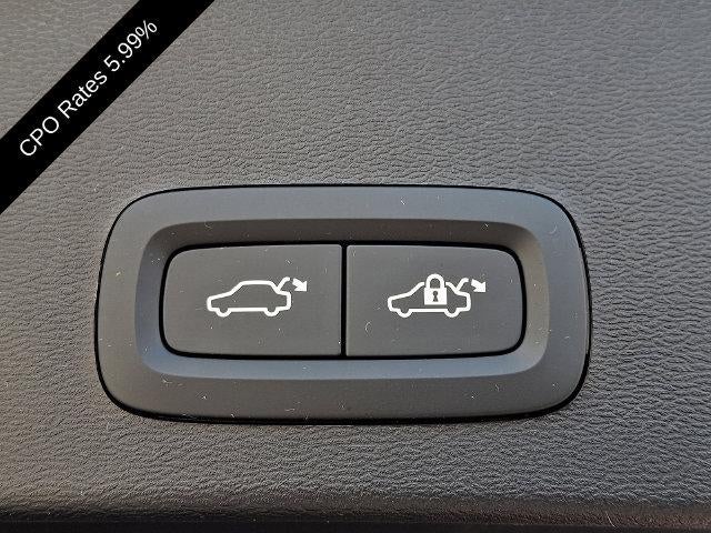 2025 Volvo XC40 B5 AWD Ultra Dark Theme