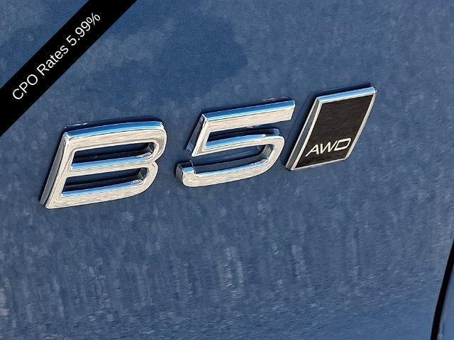 2025 Volvo XC40 B5 AWD Ultra Dark Theme