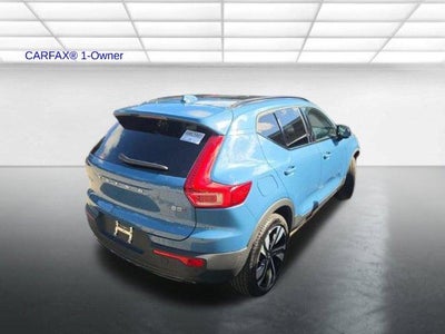 2025 Volvo XC40 B5 AWD Ultra Dark Theme