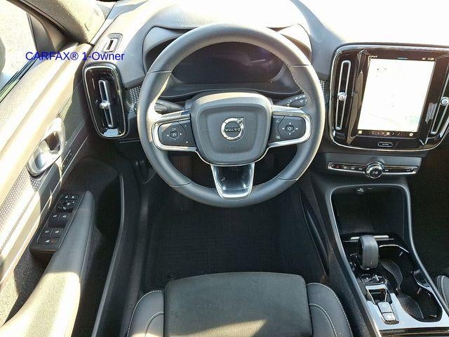 2023 Volvo XC40 B5 AWD Plus Dark Theme