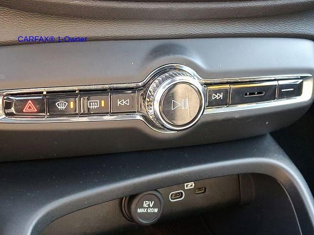 2023 Volvo XC40 B5 AWD Plus Dark Theme