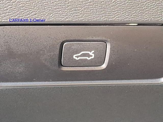 2023 Volvo XC40 B5 AWD Plus Dark Theme