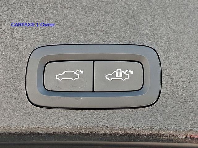 2023 Volvo XC40 B5 AWD Plus Dark Theme