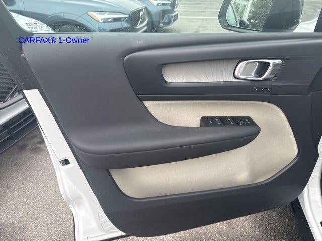 2023 Volvo XC40 B5 AWD Plus Dark Theme