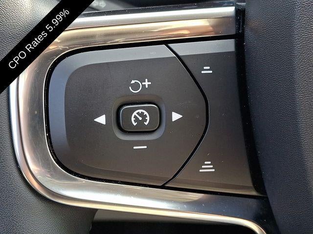 2023 Volvo XC40 B5 AWD Plus Dark Theme