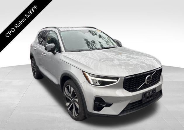 2023 Volvo XC40 B5 AWD Plus Dark Theme