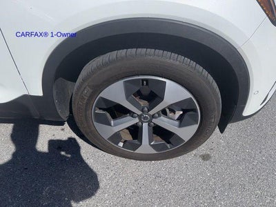 2023 Volvo XC40 B5 AWD Plus Dark Theme