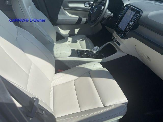 2023 Volvo XC40 B5 AWD Plus Dark Theme