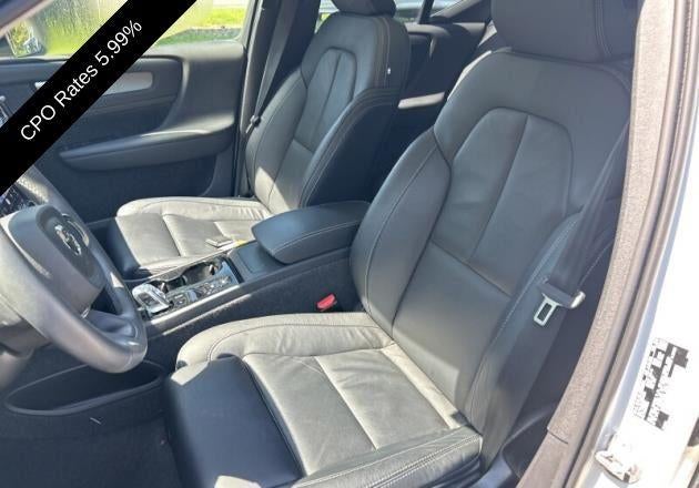 2023 Volvo XC40 B5 AWD Plus Dark Theme