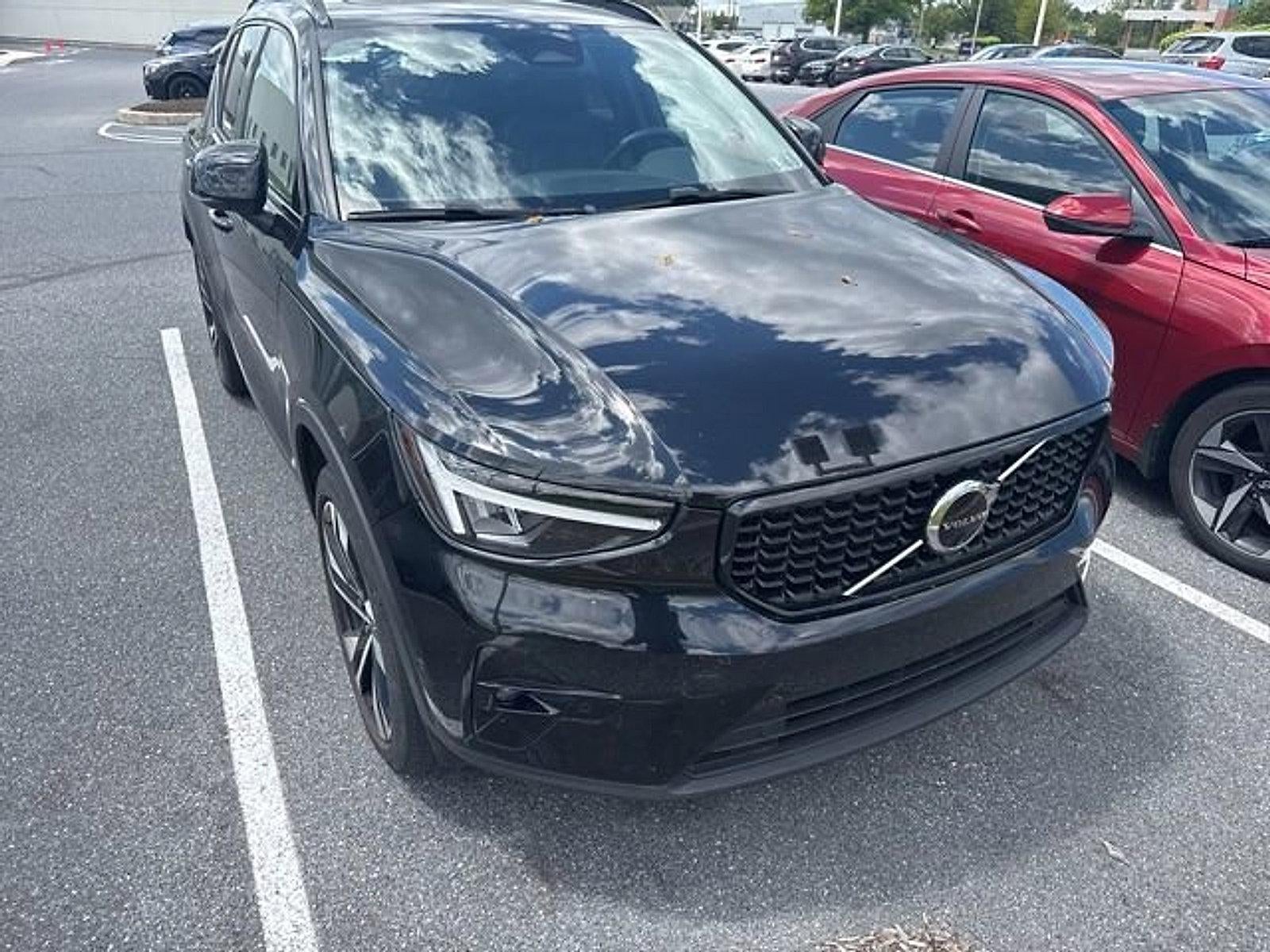 2024 Volvo XC40 B5 AWD Plus Dark Theme