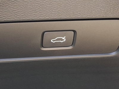 2024 Volvo XC40 B5 AWD Plus Dark Theme