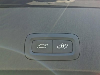 2024 Volvo XC40 B5 AWD Plus Dark Theme