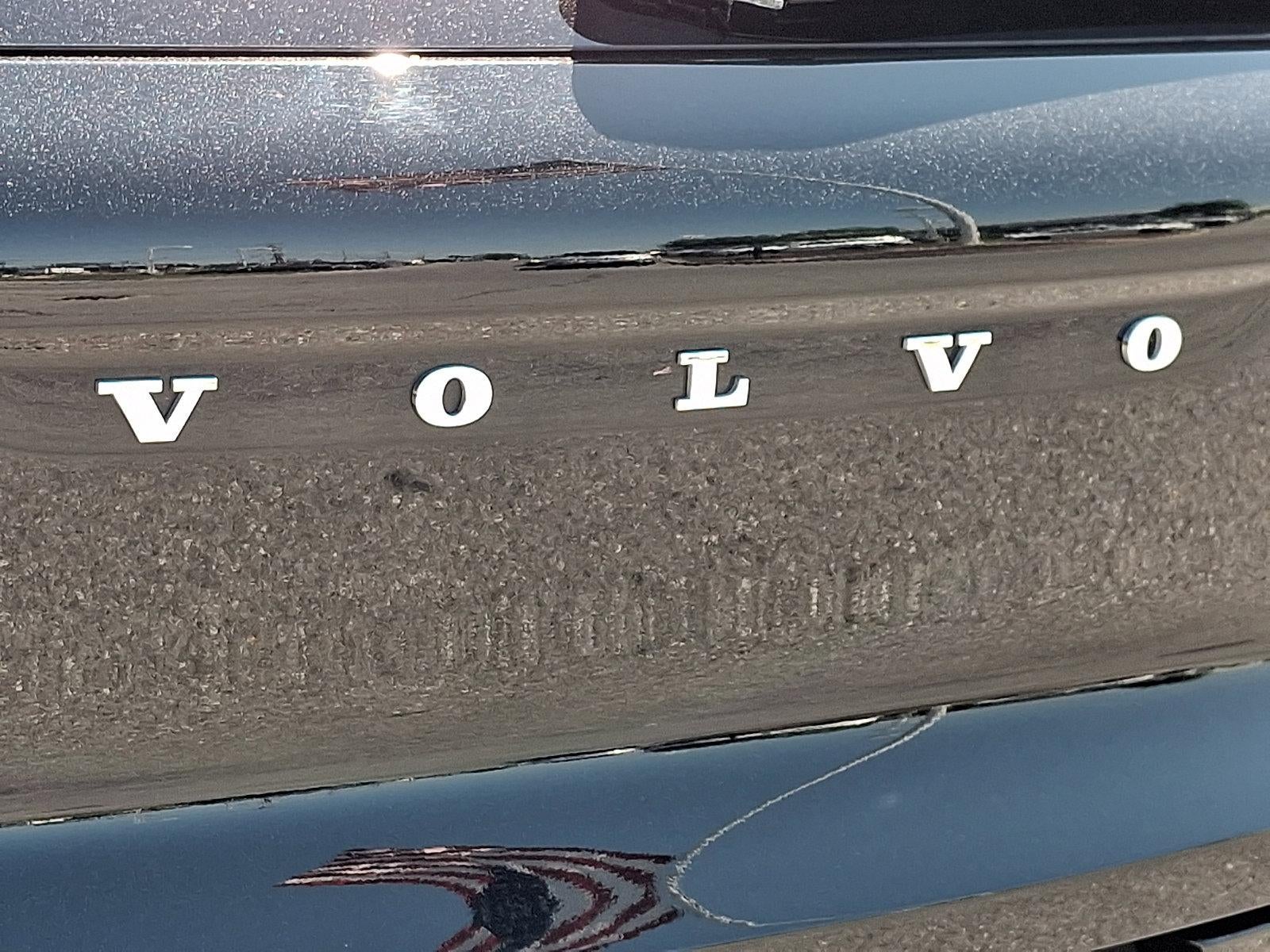 2024 Volvo XC40 B5 AWD Plus Dark Theme