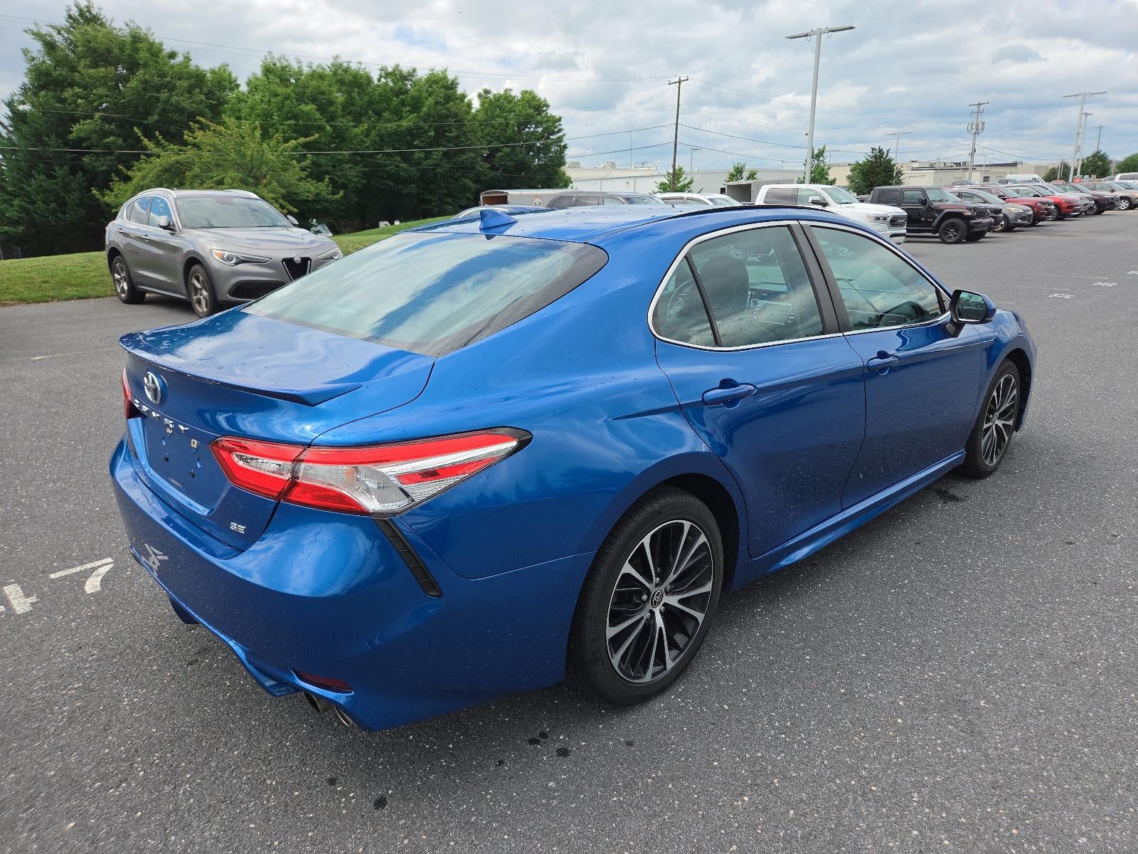 2020 Toyota Camry SE Auto (SE)