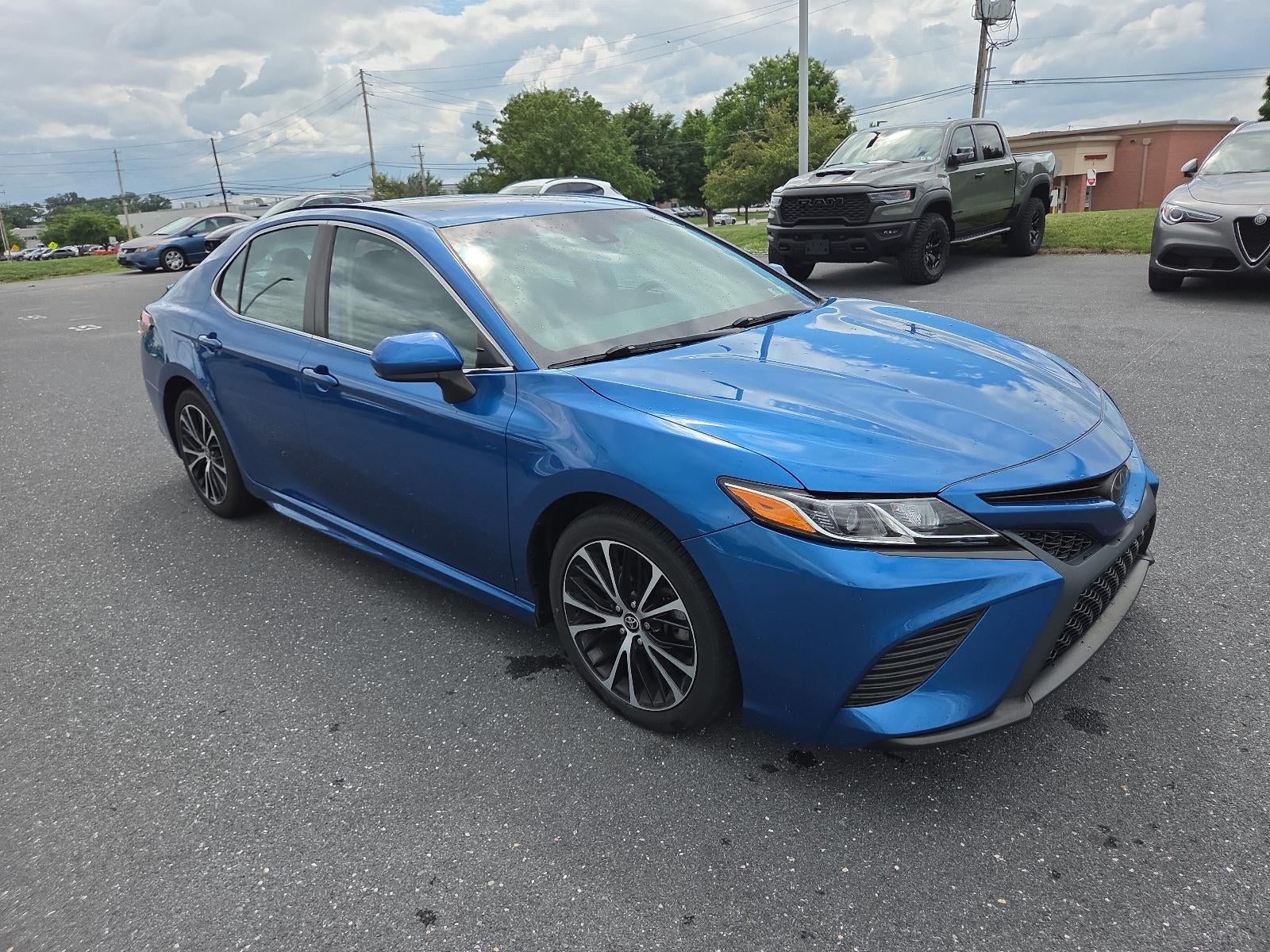2020 Toyota Camry SE Auto (SE)