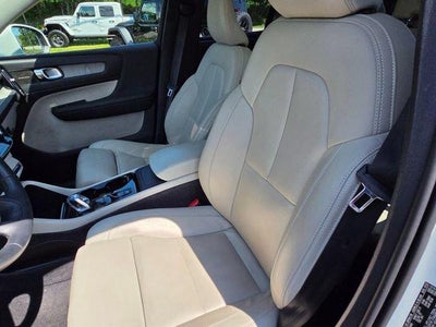 2024 Volvo XC40 B5 AWD Plus Bright Theme