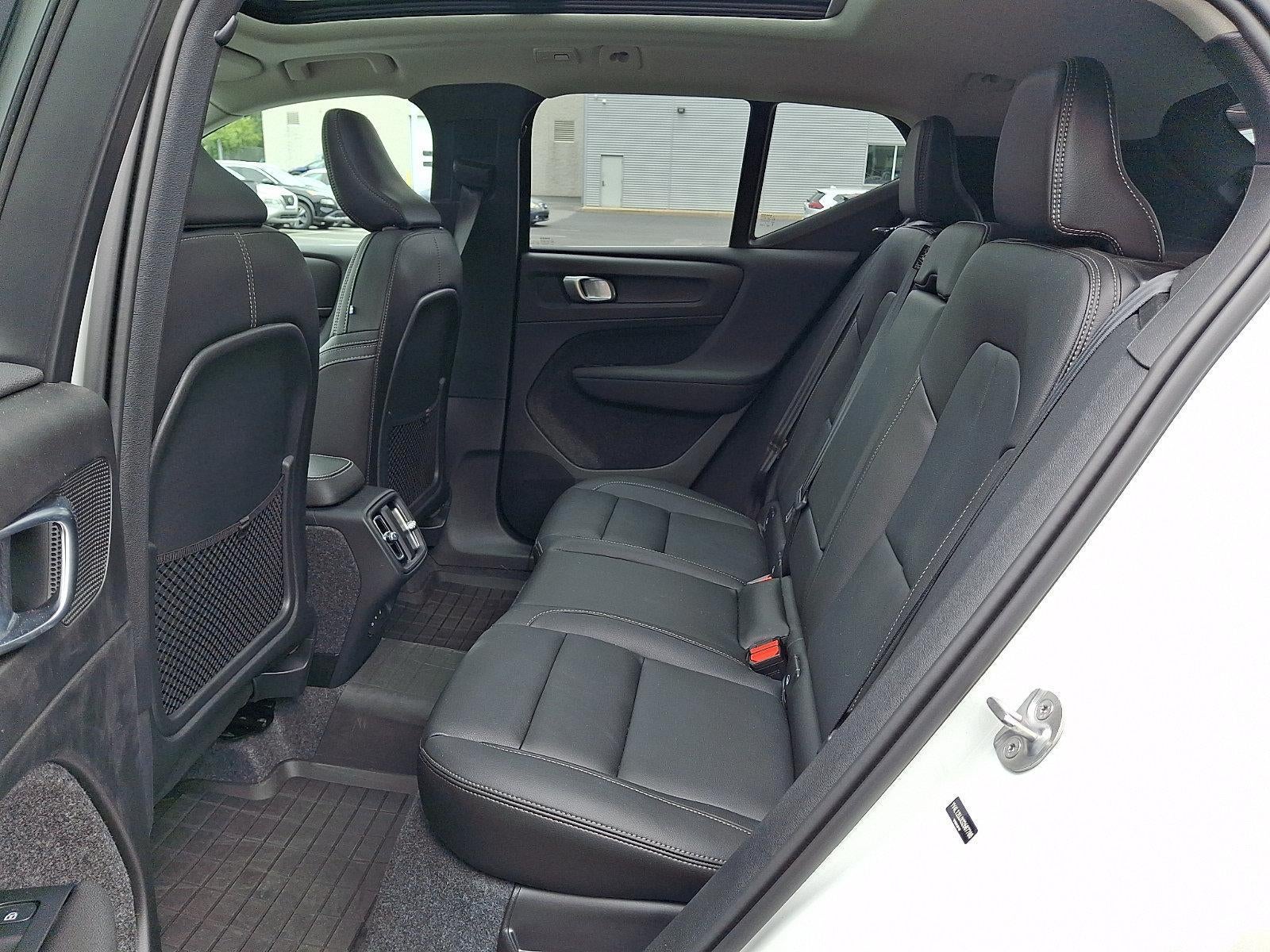 2025 Volvo XC40 B5 AWD Core Bright Theme