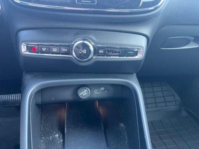 2025 Volvo XC40 B5 AWD Core Bright Theme