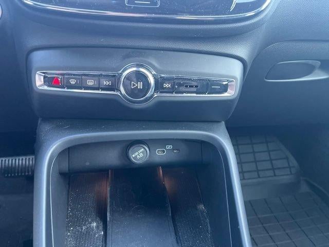2025 Volvo XC40 B5 AWD Core Bright Theme